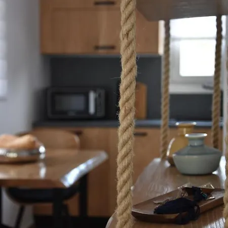 Nelleas Вилла Адамас